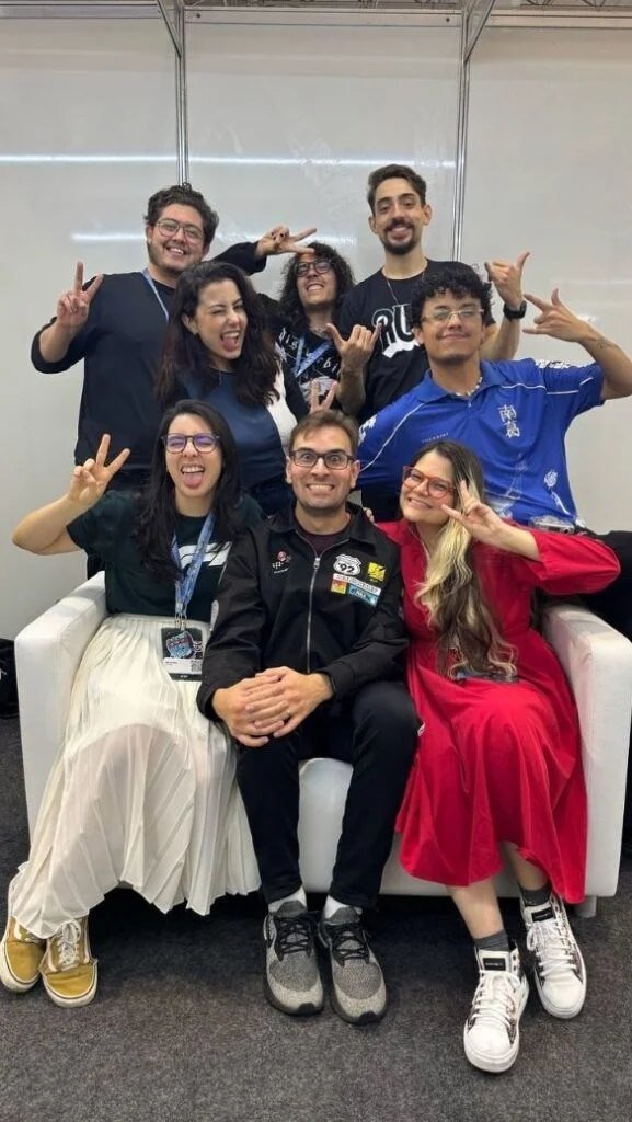 Kushina com a equipe nos bastidores
